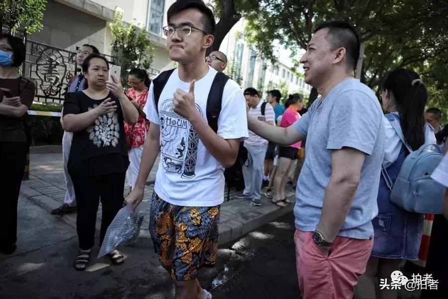 令人泪目的99张照片高考,高考家长等待图片