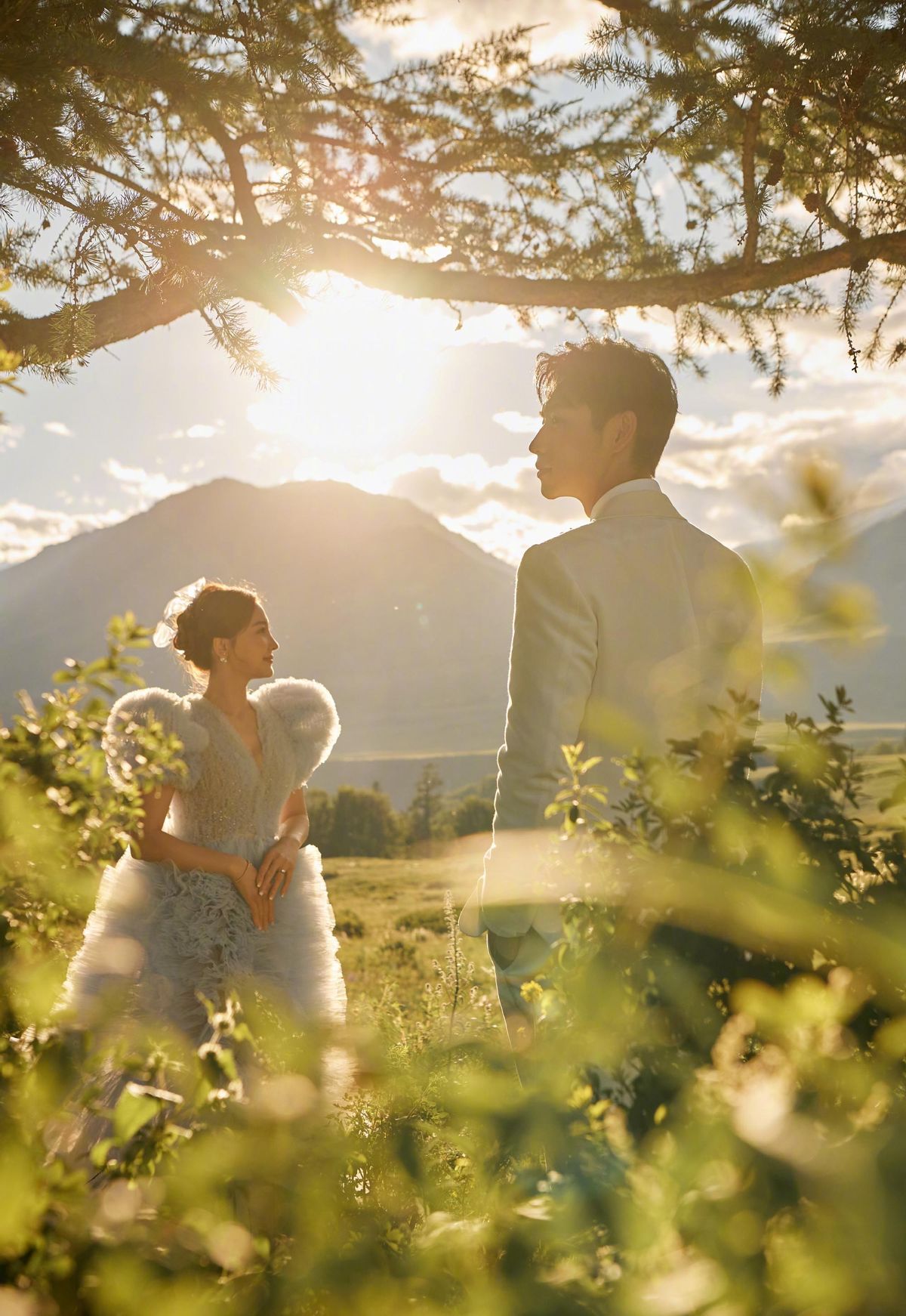 魏晨罕见晒恩爱,魏晨晒结婚一周年快乐