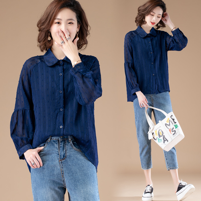 立秋后,媳妇就不再穿裙装了,只认这“雪纺衫+七分裤”,特别美