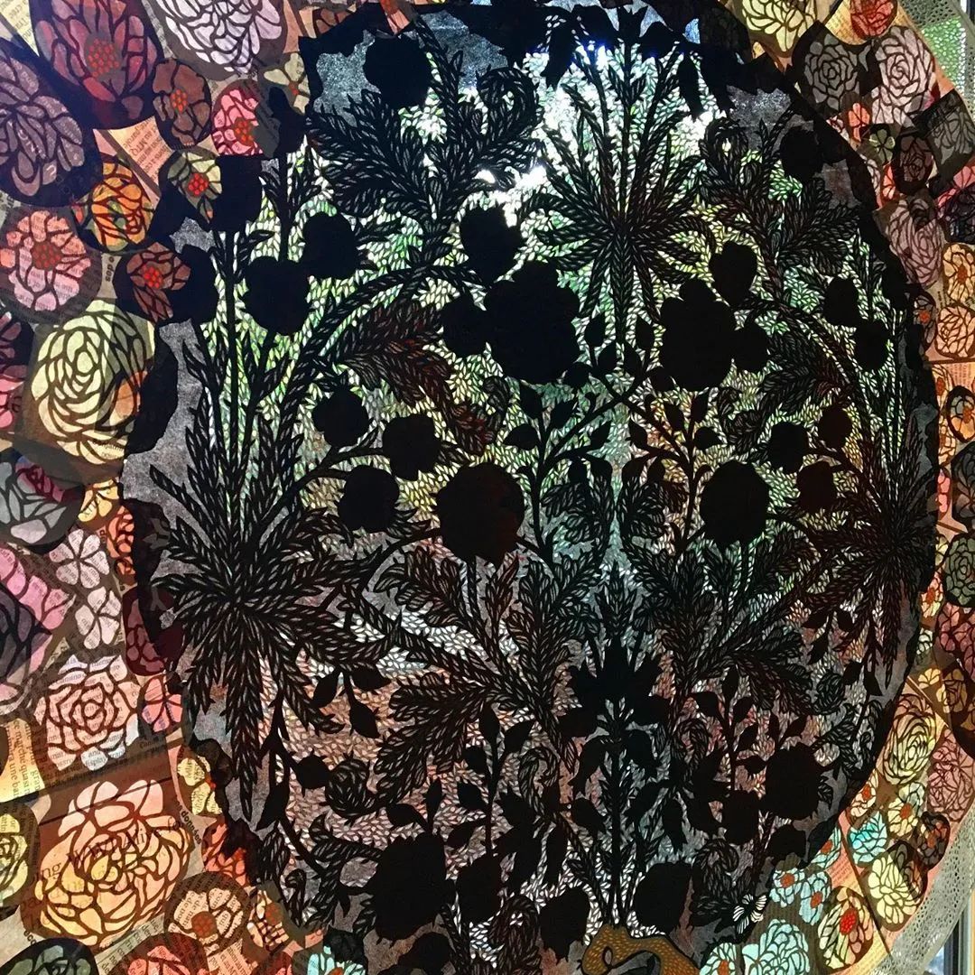 她用一把手术刀在2毛钱废报纸上雕出精美图腾,一幅卖60万