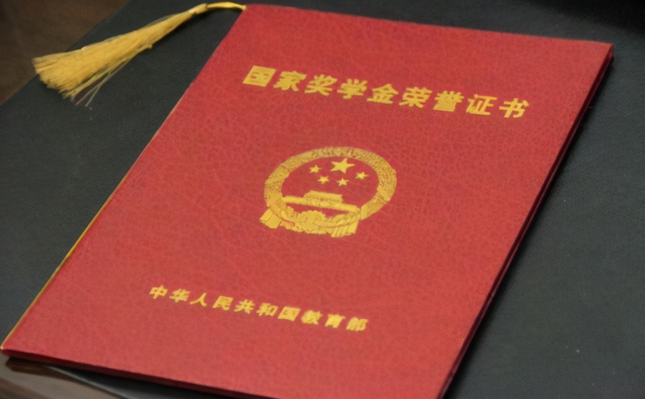 家庭困难学生助学金认定遭遇不公,贫困生3000元鞋子事件