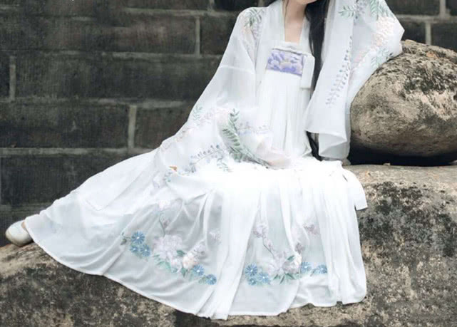 都说这款汉服“倾城”，现在我才看出来，白菜价的仙气真是撩人