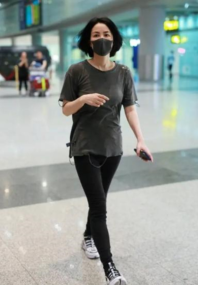 王菲的穿搭一直充满成熟的气息,王菲当年的穿搭真是越品越时髦