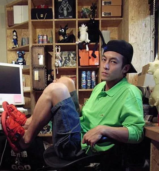 拖鞋才是夏日街头最靓的仔,时代少年团穿拖鞋要不要穿袜子