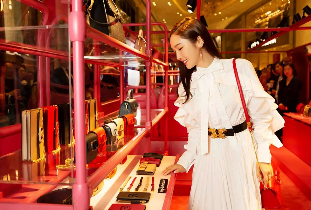 我抓住了一位资深柜员,道出了如何让你掏钱买包的秘密