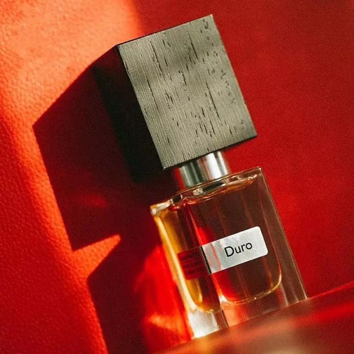 为啥女人喷香水,女人为什么爱喷刺鼻的香水