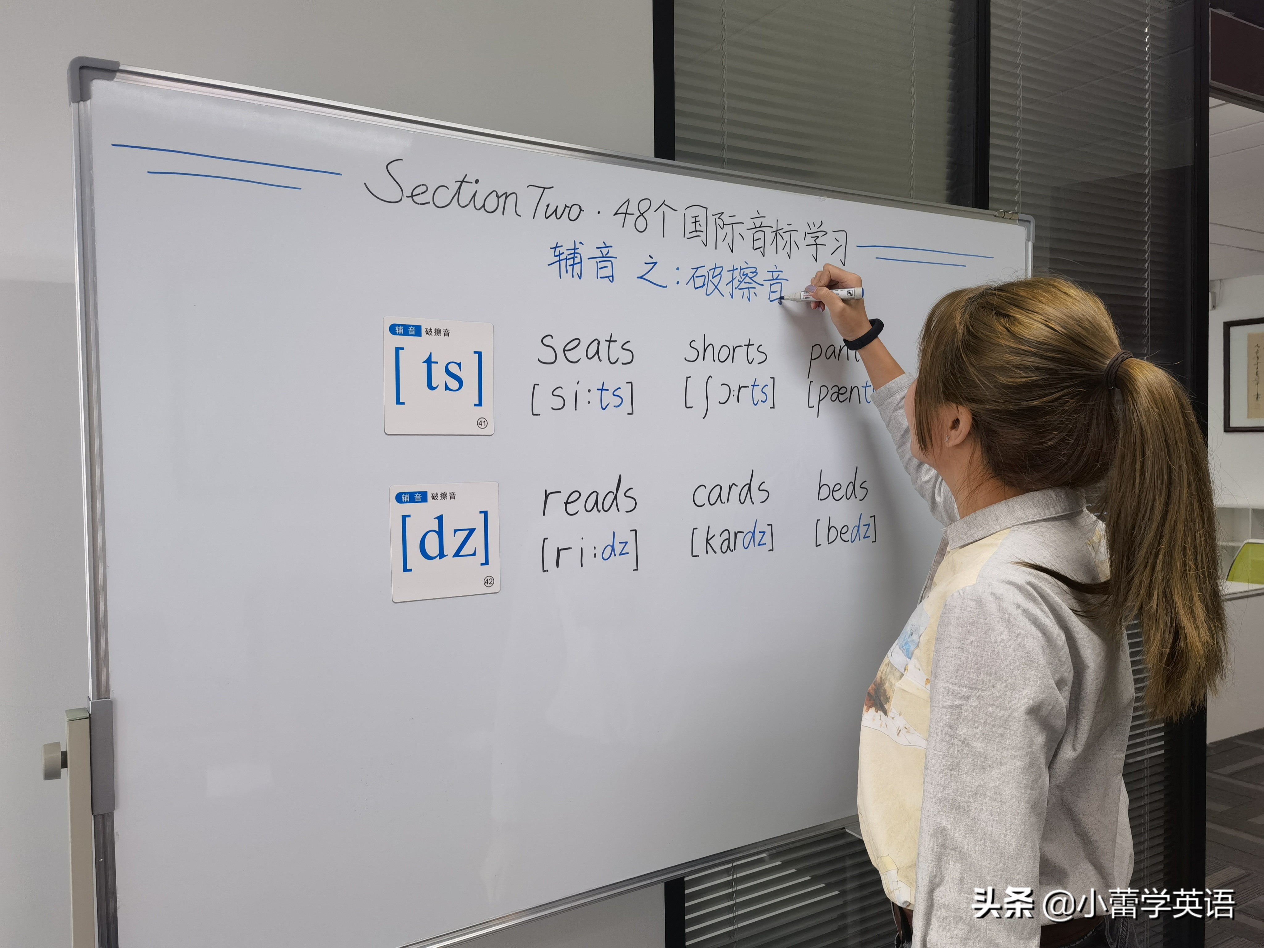 炸裂的英语老师自我介绍,开挂的老师