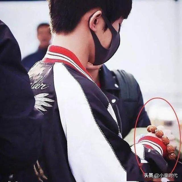 易烊千玺核桃手串盘玩,易烊千玺为啥要戴粉色手串