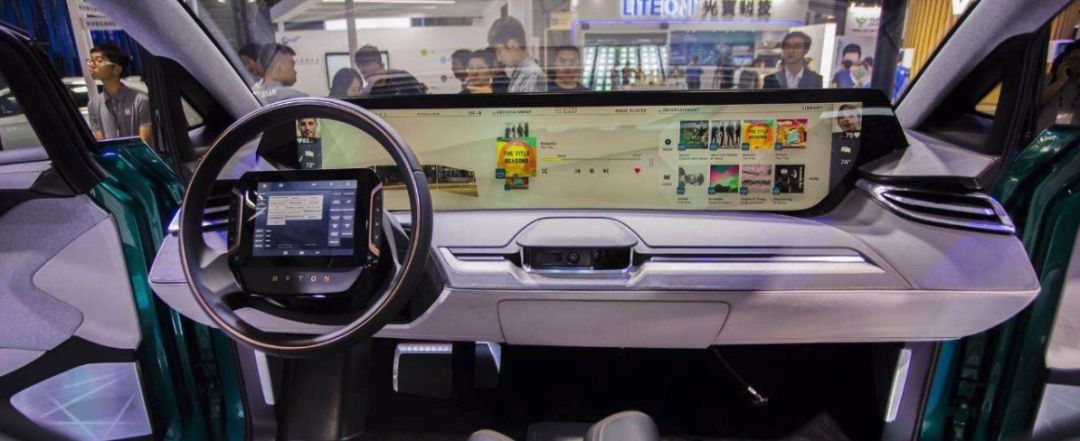 奔驰S换装特斯拉式中控大屏,车主说:更想要外国表!大屏太廉价