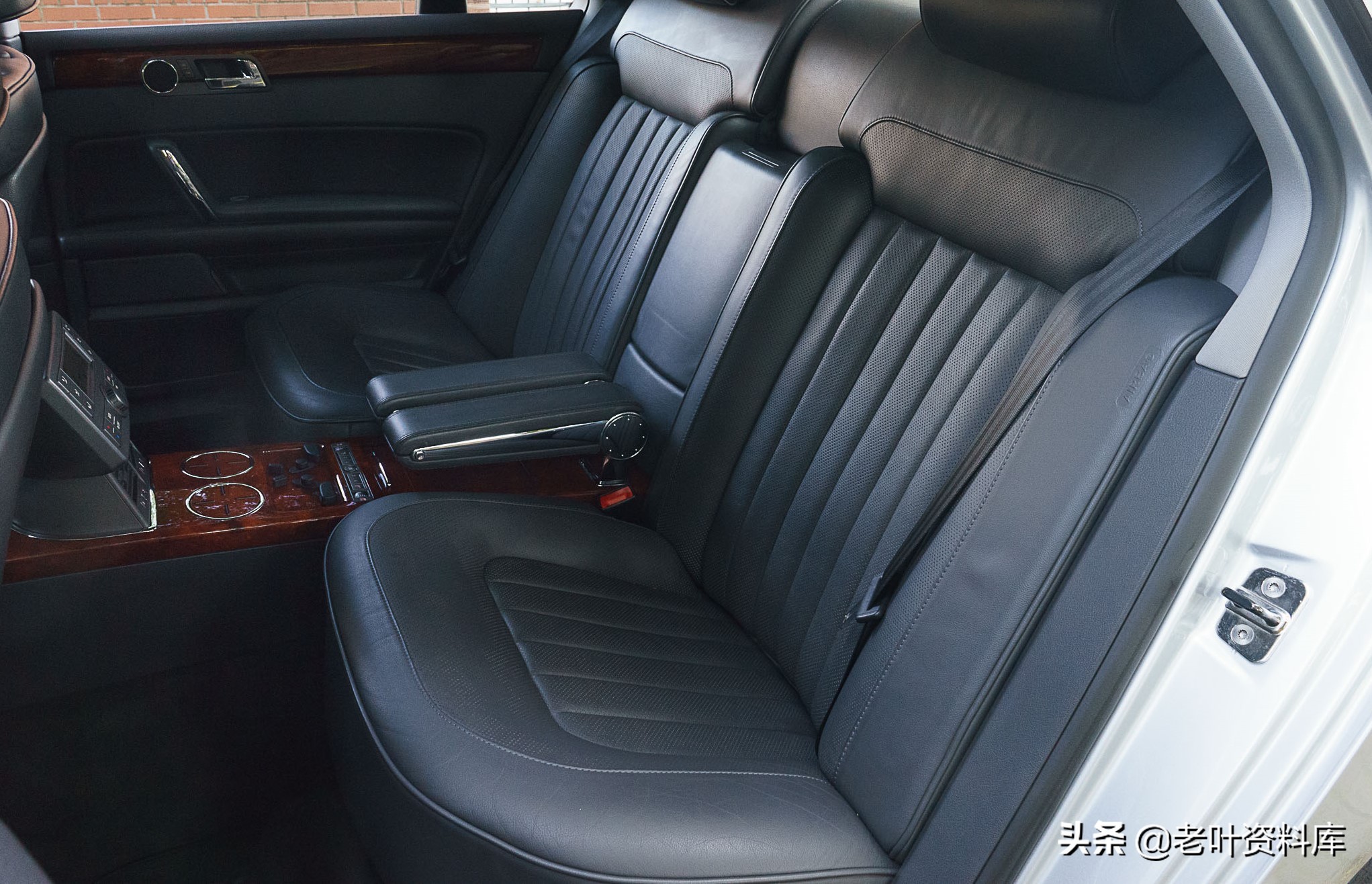 最低调的豪华汽车辉腾短片,2022年最低调的豪车