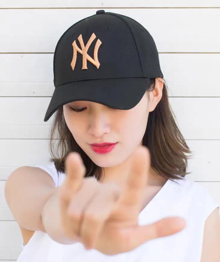 中性风酷帅棒球帽穿搭,秋冬杏色棒球帽穿搭