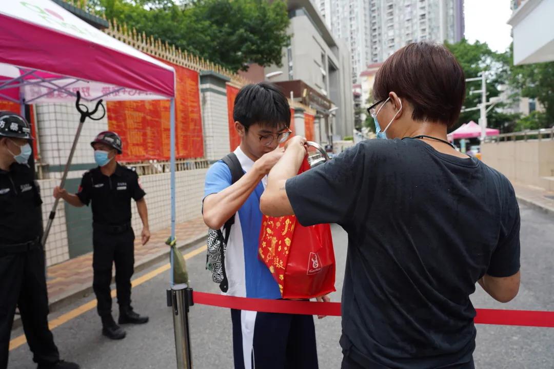 萌娃、萌宠纷纷抢镜！今年高考作文，深圳学生躺赢？