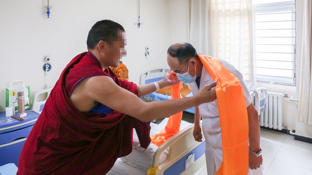 蒙古癫痫患者喜获康复向医生送上草原最高敬意——哈达表示感谢