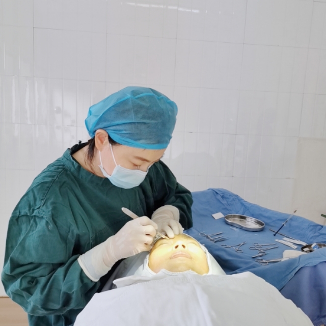 隆胸有风险变美需谨慎,隆胸有危险吗多少钱