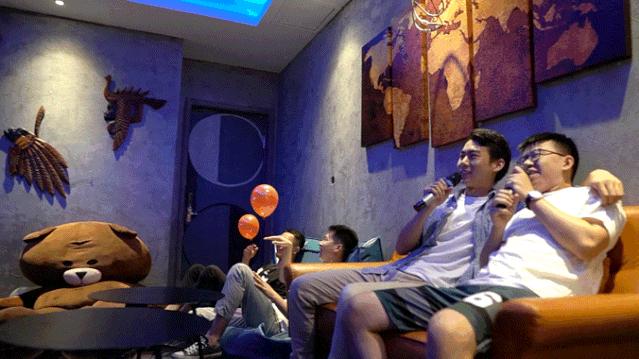 轰趴馆里的小型ktv多少钱,酒店式公寓轰趴棋牌馆