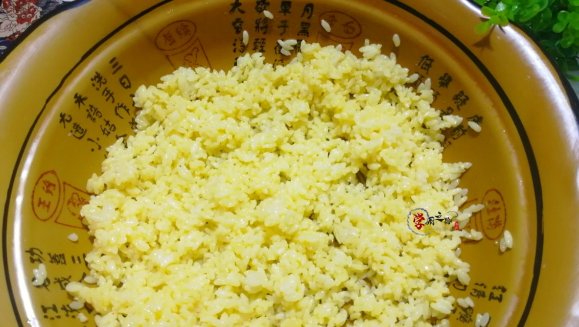 蛋炒饭黏糊成团易沾锅？看10年炒饭摊主如何操作，松散干香有诀窍