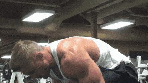 反复练肩,经常练背部但是做不了引体向上