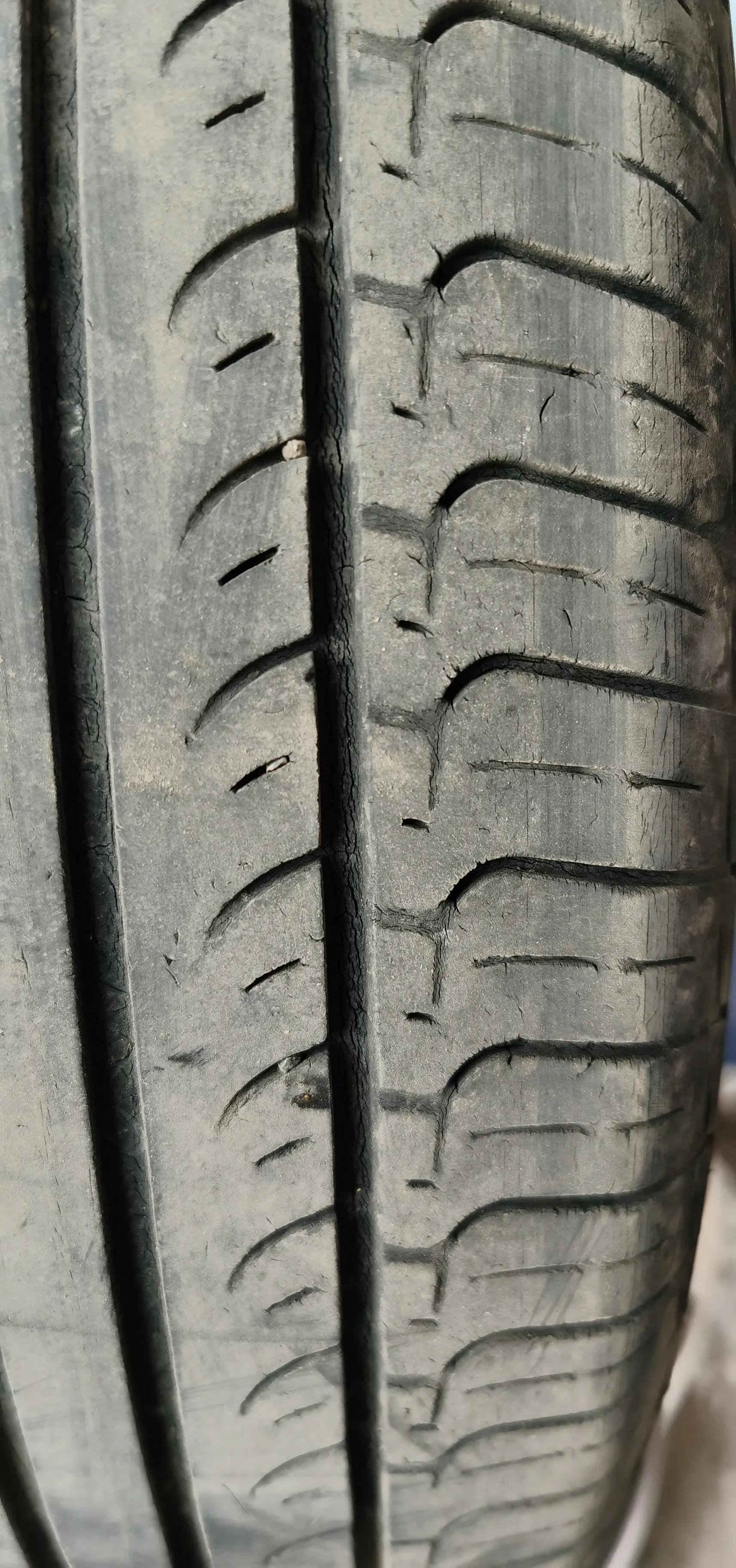 京东购买轮胎一年时间表面裂缝严重,客服要求邮寄厂家技术鉴定