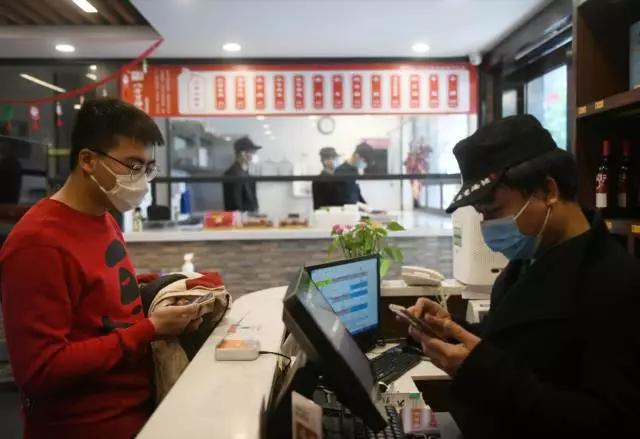 月亏6000万！潮汕牛肉火锅也顶不住？老板回应“卖房发工资”，网友：撑住！我要吃3天3夜