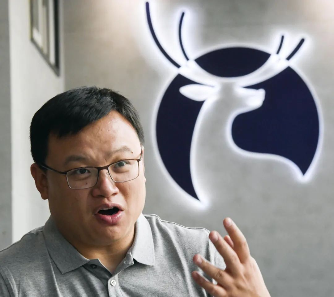 美国男子参加新冠聚会染病丧命；充电技术大突破，手机10分钟充满