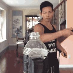 如何踢瓶子教学,怎么学会花式踢瓶子