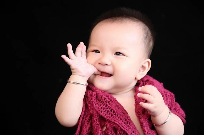 小孩2岁还没断奶，奶却不着急，直言5岁断奶也不迟