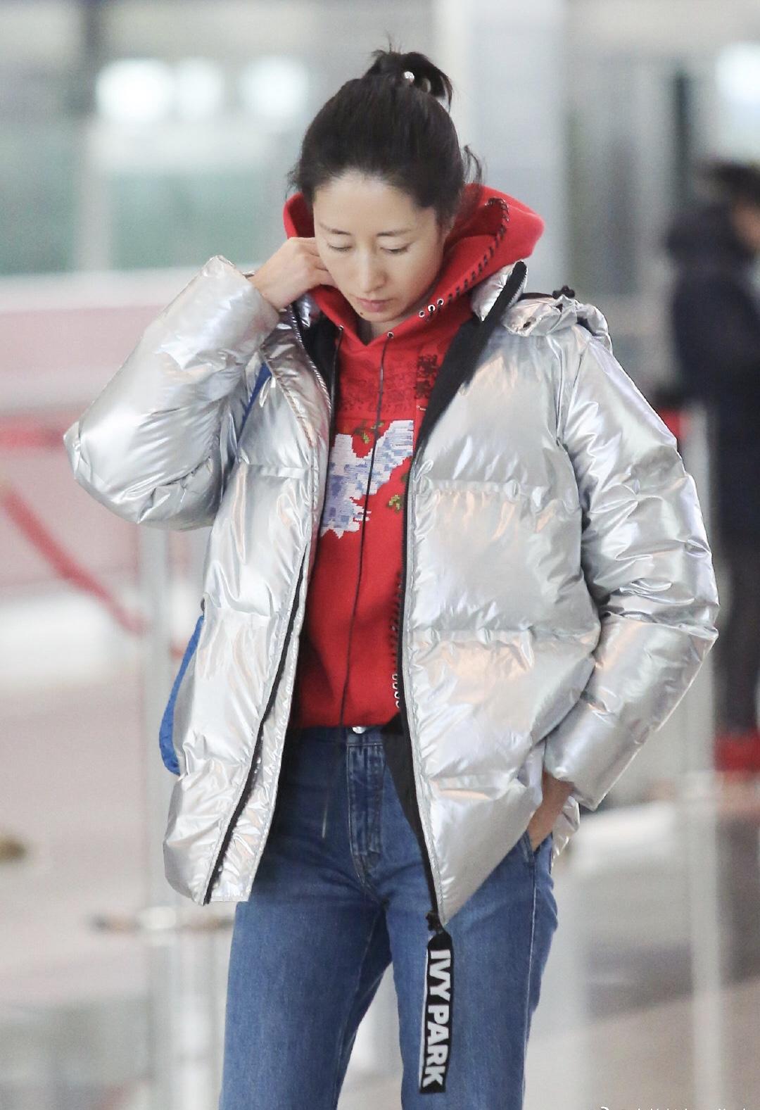 刘敏涛紫色连体运动服显嫩,刘敏涛穿衣搭配小皮衣