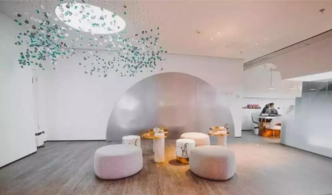 女性消费新趋势：“悦己”意识觉醒，品牌如何抓住“她”？