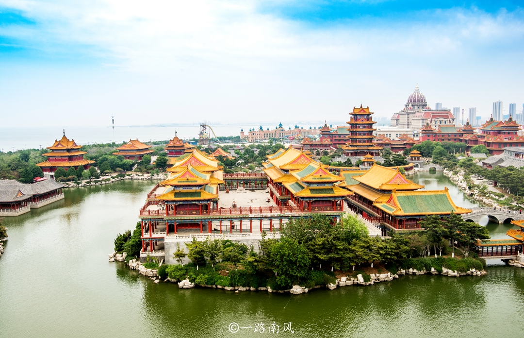 山东蓬莱有“三座仙山”，流传着长生不老药的传说，游客如入秘境