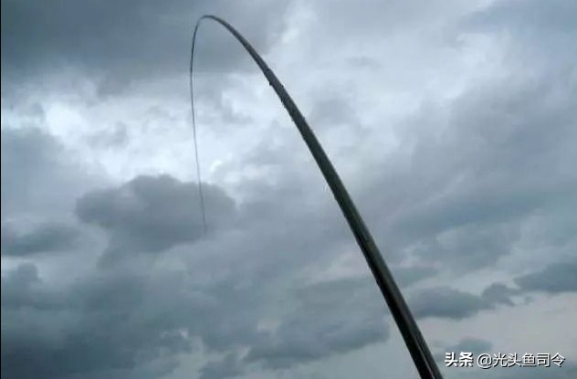 钓大鱼鱼咬口了怎么操作,钓大鱼的时候小鱼老是吃饵怎么办