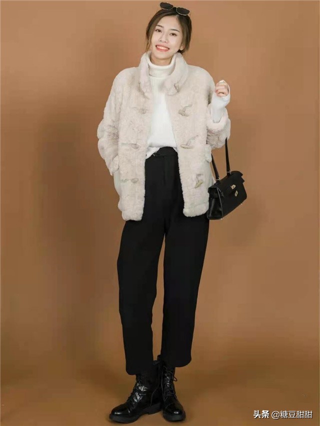 黑色的羊羔毛怎么搭配,羊羔毛和羊毛哪款穿上会显瘦