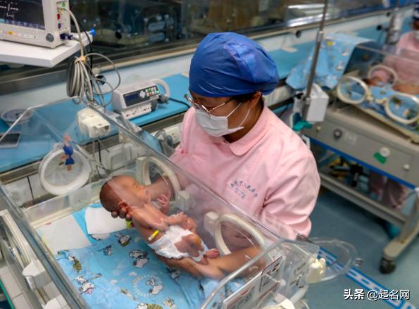 父亲给儿子取名字护士少写一笔,爸爸起名宇凡