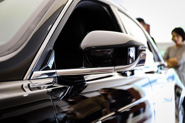 没白等！纯进口+30向电动调节，3.0T榨378匹，新一代“黑马王”