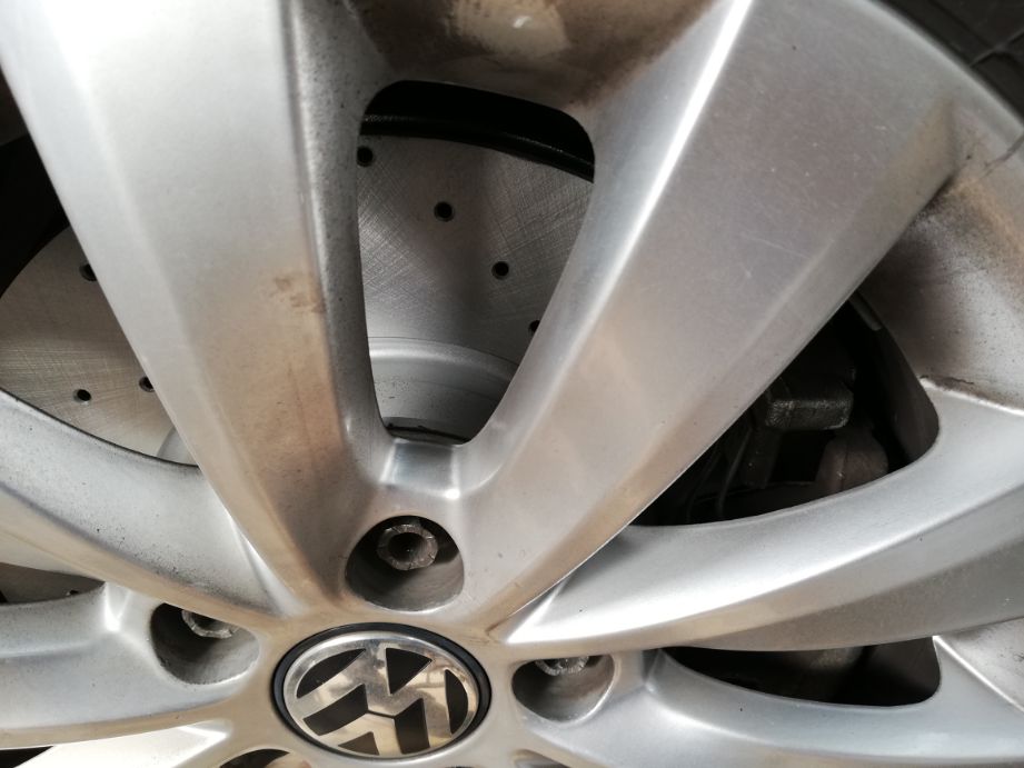 刹车盘有孔和无孔的区别,刹车碟盘是不是孔越多越好