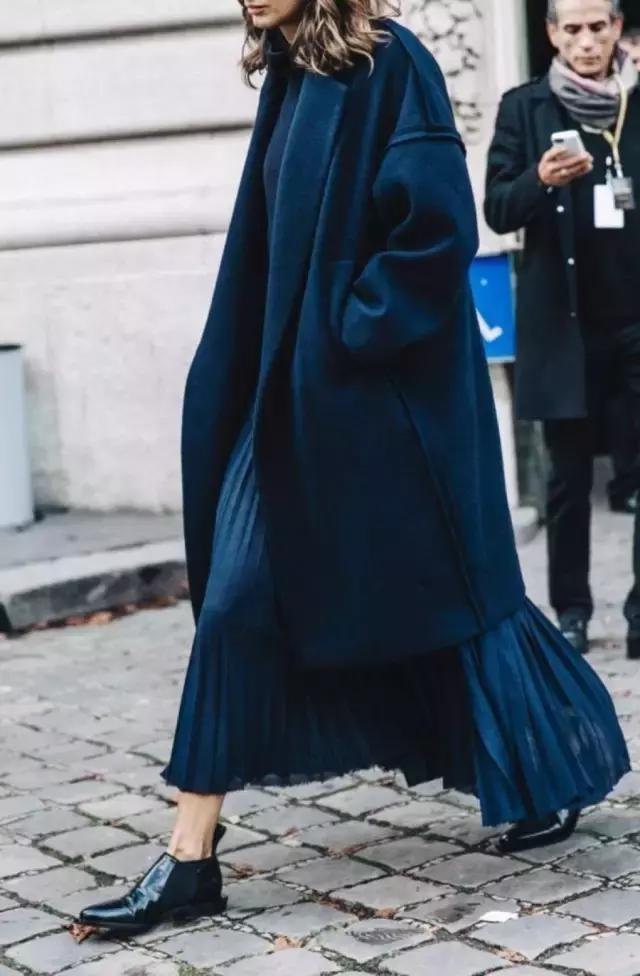 藏青色和黑色哪个更显白显气质,穿这几个颜色显白又气质