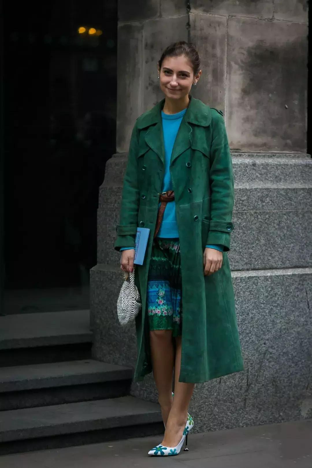 经典大衣的多种时髦穿法,裙摆大衣怎么穿好看