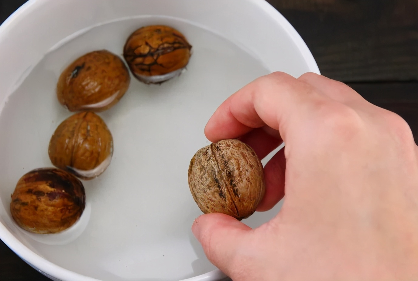 核桃打开壳很厚怎么吃,核桃有壳的好还是无壳的好吃