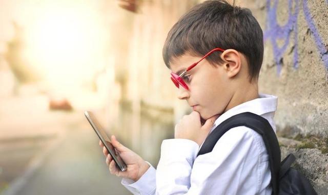 小孩手机被父母没收,被家长没收手机后大哭的孩子