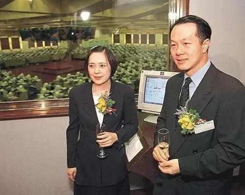 夹在贾琏和凤姐之间的人,夹在男人中间的女人