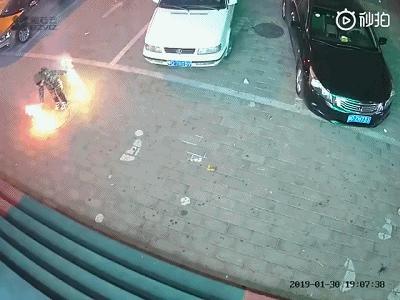 过年买新车炫富，当全村人面掉进水里，排气进水竟然还能开回家