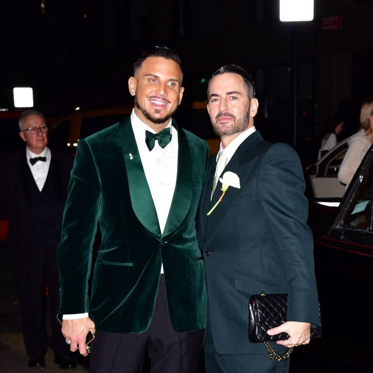 他爱穿裙子，和小18岁男友结婚，还是年轻女孩最爱的设计师之一