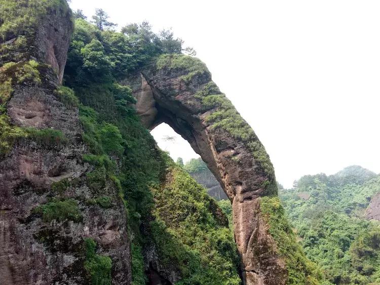 一个让人流连忘返的地方，山清水秀，只需要坐在河边发呆就行。