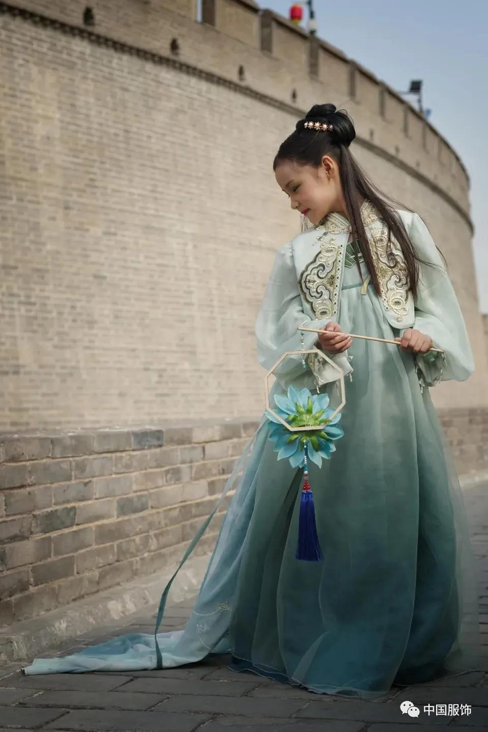 行业首发,JS蒋硕·肩上云×《中国服饰》杂志2021北京时装周上演汉服童装专场发布