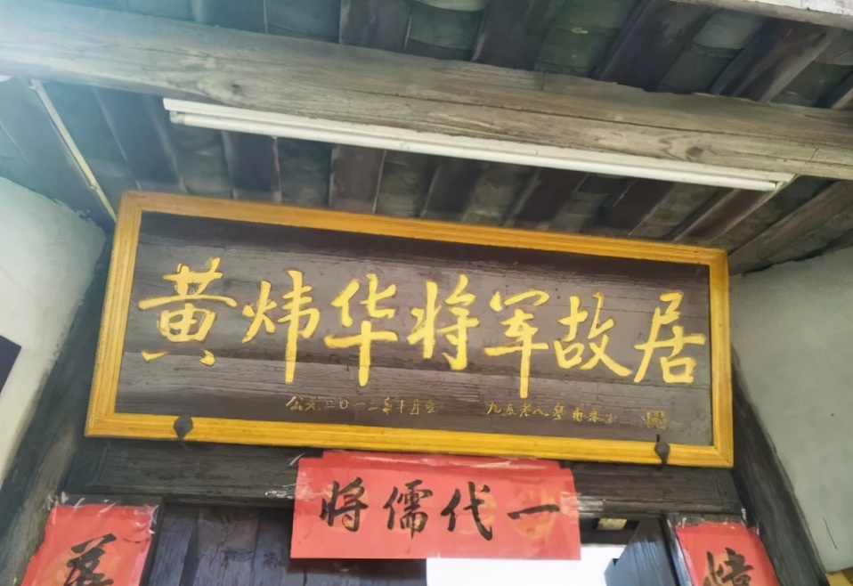 1955年授衔，毛*东泽**看到了熟悉的面孔，走过去说：你成为少将了？