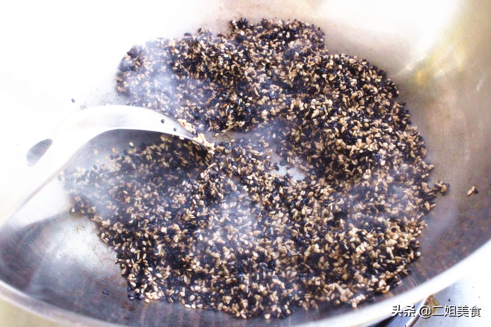 花生黑芝麻白芝麻怎么炒,黑芝麻和米饭一起煮芝麻要炒过吗