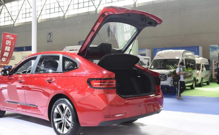 车辆油箱盖子如何打开,油箱盖应急开启技巧