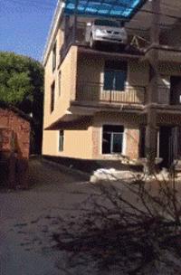 闺蜜生日送蛋糕还是送礼物呢,闺蜜过生日给他送什么零食好呢