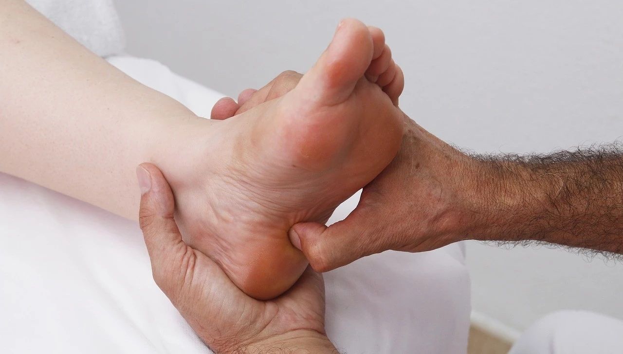 崴脚不当回事小心遗憾终生,莫把崴脚当小事