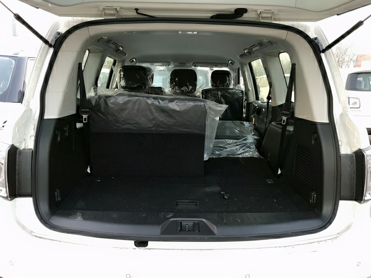 2022款日产途乐对比霸道2700,丰田霸道和日产途乐油耗