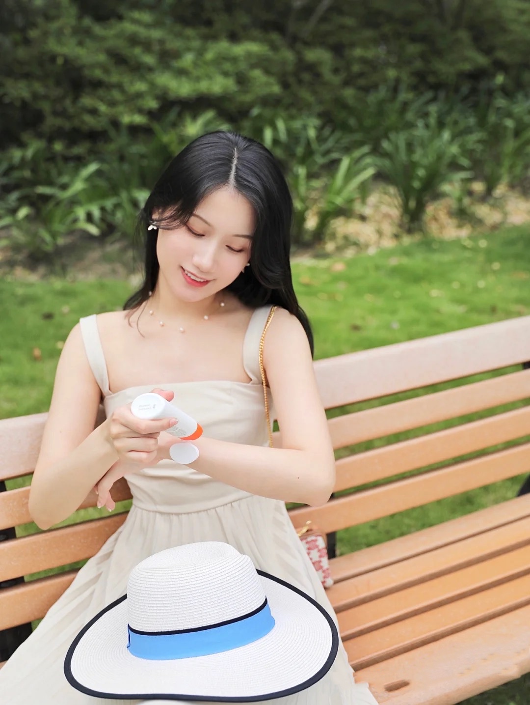 具体的是先涂防晒还是先涂隔离,先涂防晒还是先涂隔离的顺序